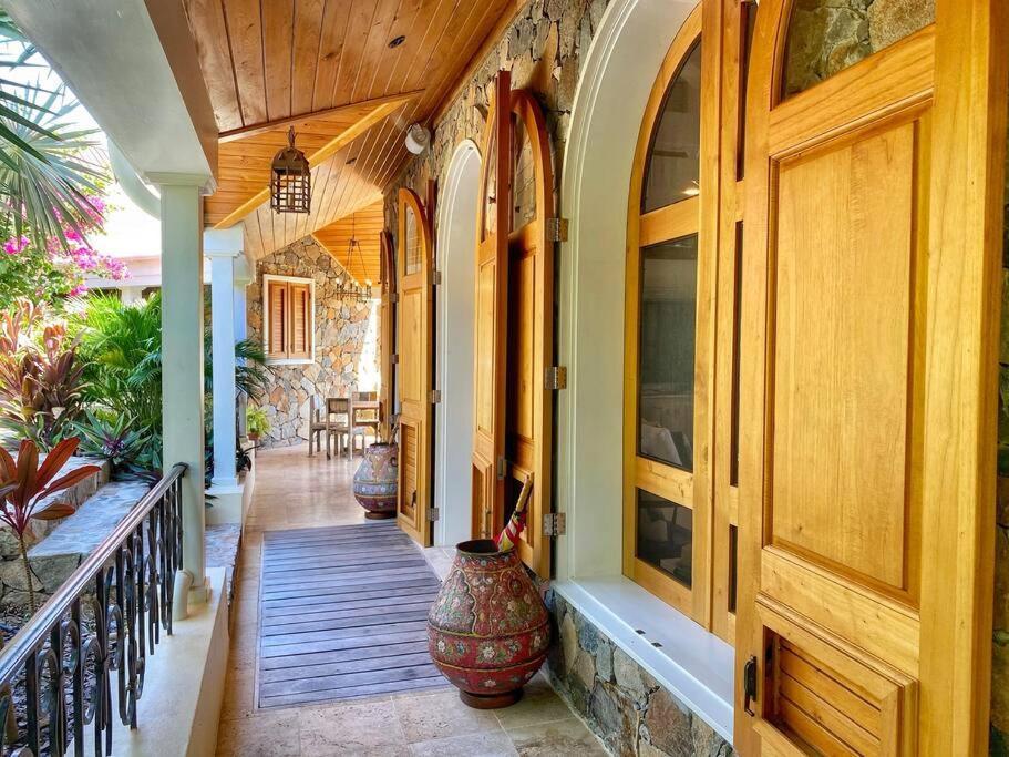 Luxury 7Br Waterfront Villa With Views Of Marina Cay And Scrub IslandEast End エクステリア 写真